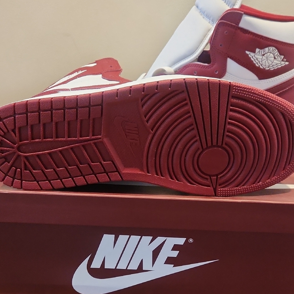 AUTH- NEW‼️ Air JORDAN 1 Retro, Nike Men's Burgundy and White High OG - Picture 4 of 7